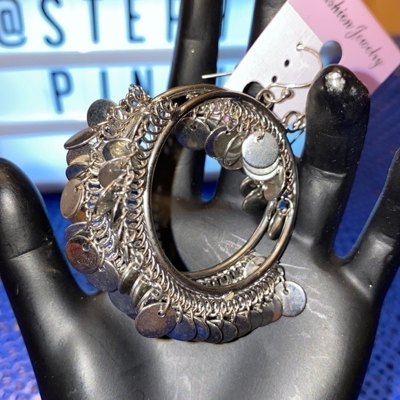 𝅺💫 Dangle Earrings. Lots of movement and sparkle. - Picture 2 of 8